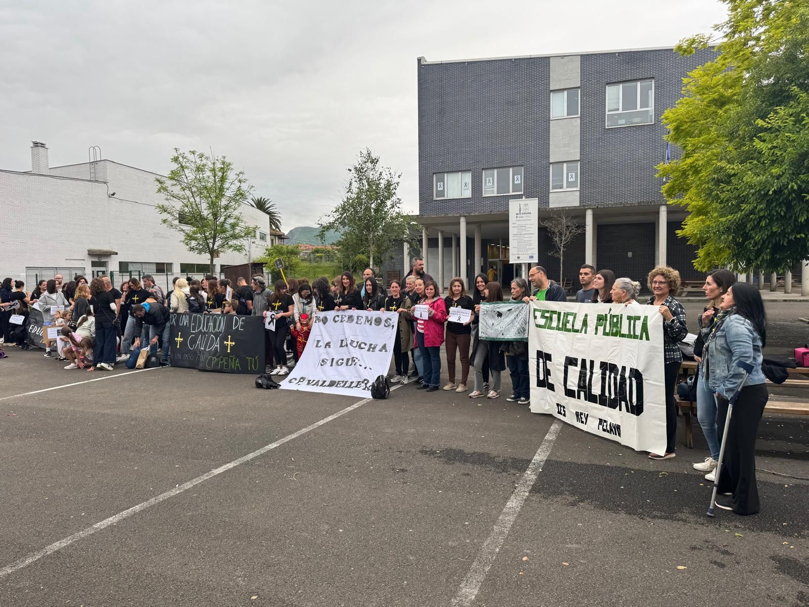Encierro de docentes en el instituto de Llanes