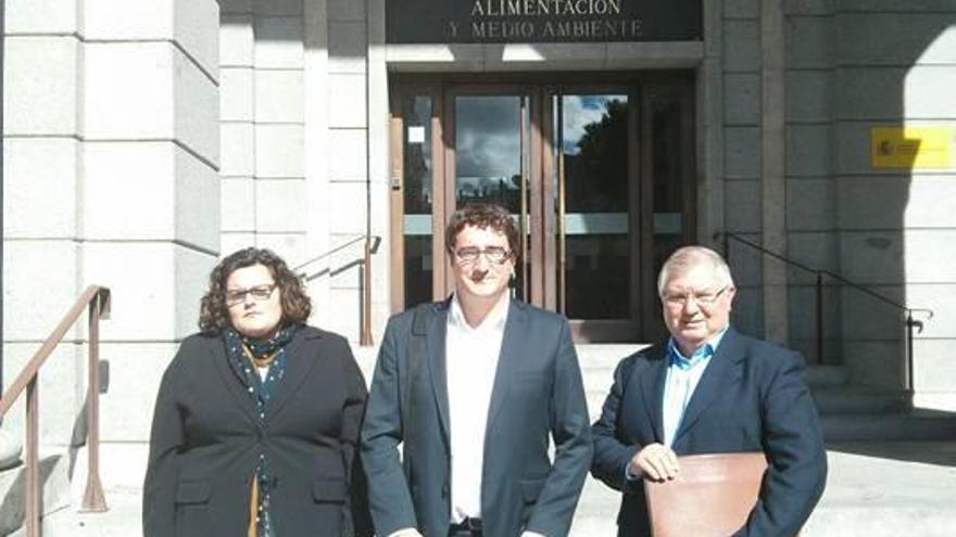 Beatriu Gamundí, Antoni Reus y Joan Monjo frente al Ministerio de Medio Ambiente, el pasado martes.