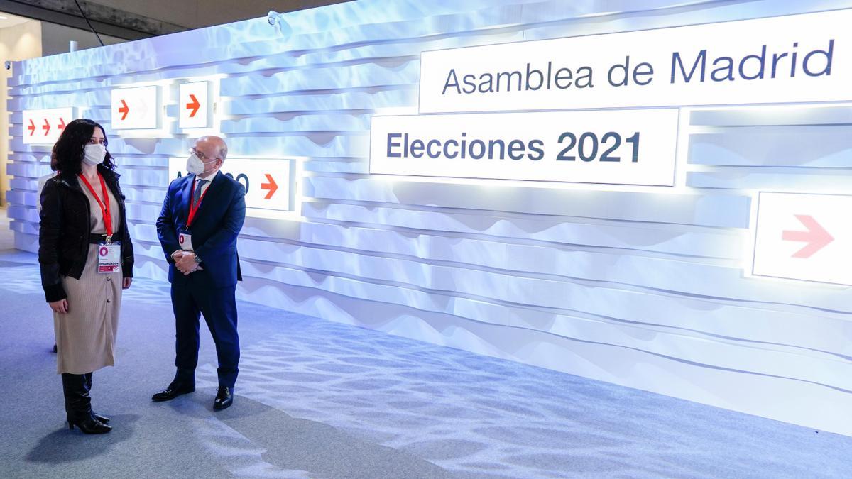 La presidenta madrileña, Isabel Díaz Ayuso, visita el Centro de Procesamiento y Difusión de Datos para las elecciones del 4-M, este 3 de mayo de 2021.