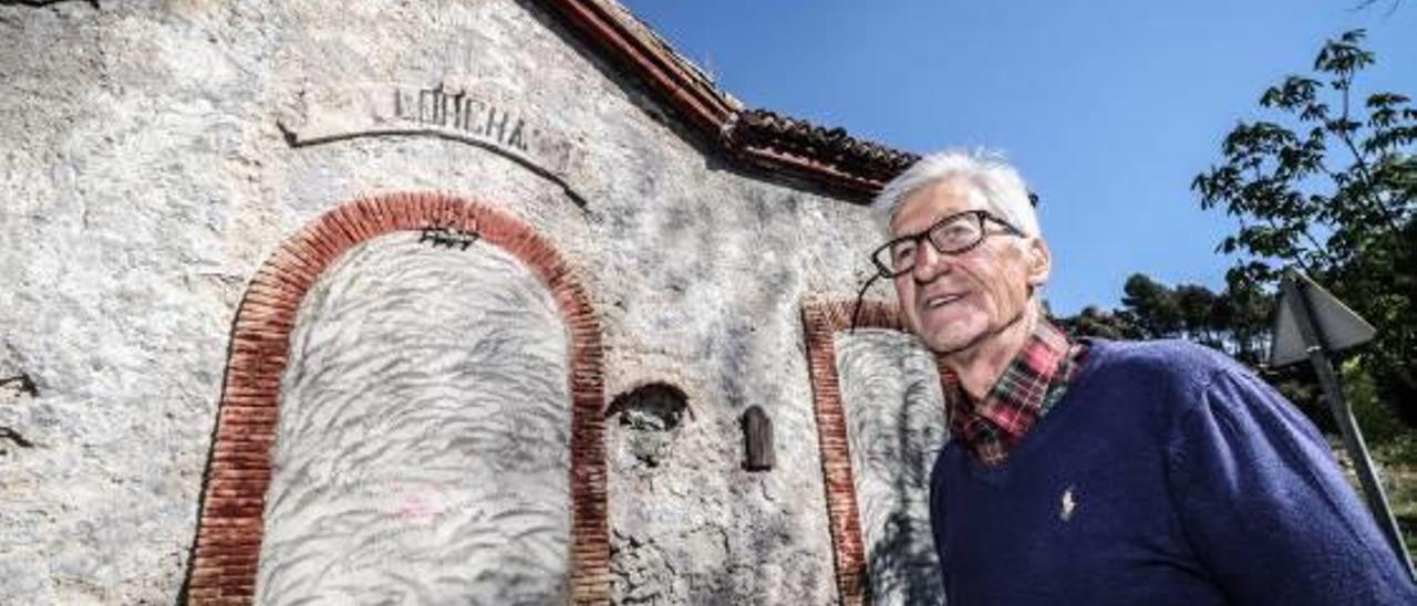 José Luis posa frente a la antigua estación de l&#039;Orxa, actualmente tapiada, el viernes pasado.