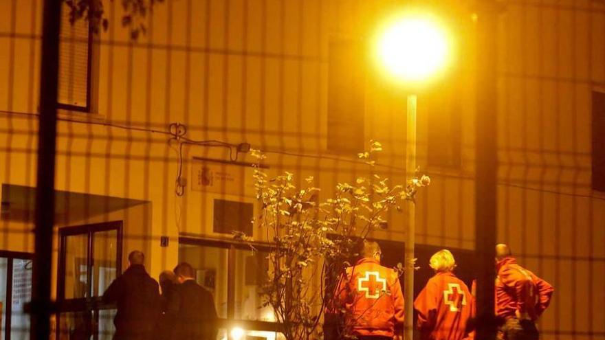 Los psicólogos esperan a la puerta del cuartel de la Guardia Civil de Piedras Blancas (Castrillón).