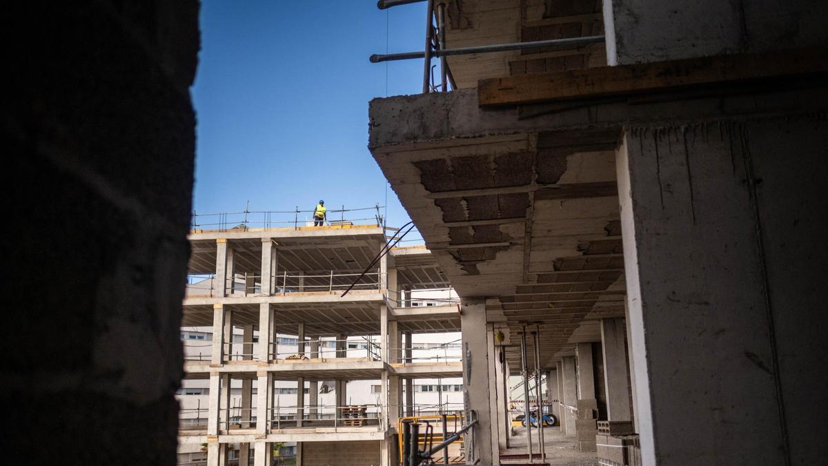 Trabajadores en un edificio en construcción.
