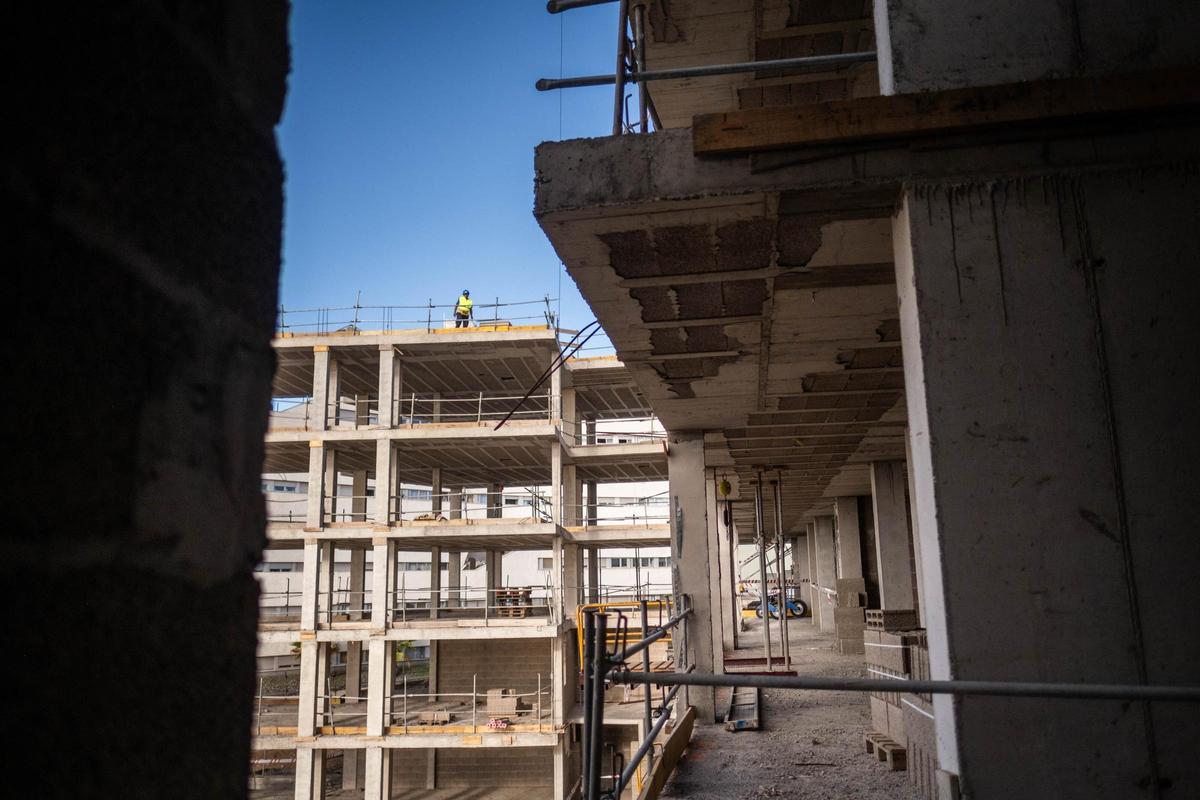 Trabajadores en un edificio en construcción.
