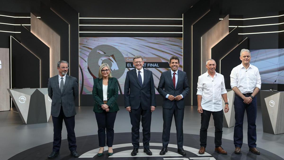 Los aspirantes a la Generalitat posan antes del debate de À Punt.