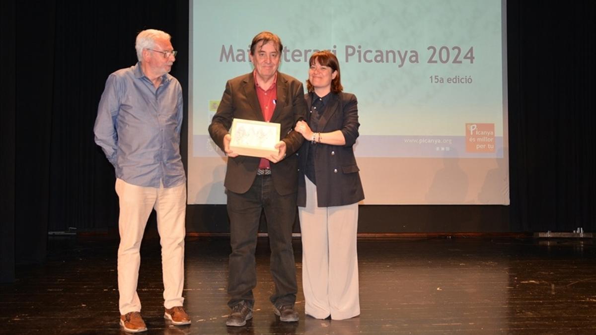 Luis Garcia Montero recibe el premio "Llig Picanya" del Mayo Literario del año pasado 2024.