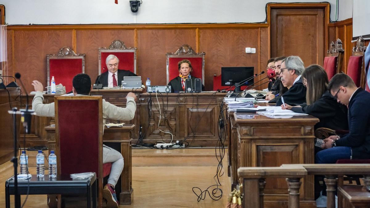 El acusado, a la derecha, mientras declara un testigo en la segunda sesión del juicio que se sigue contra él en la Audiencia Provincial de Badajoz.