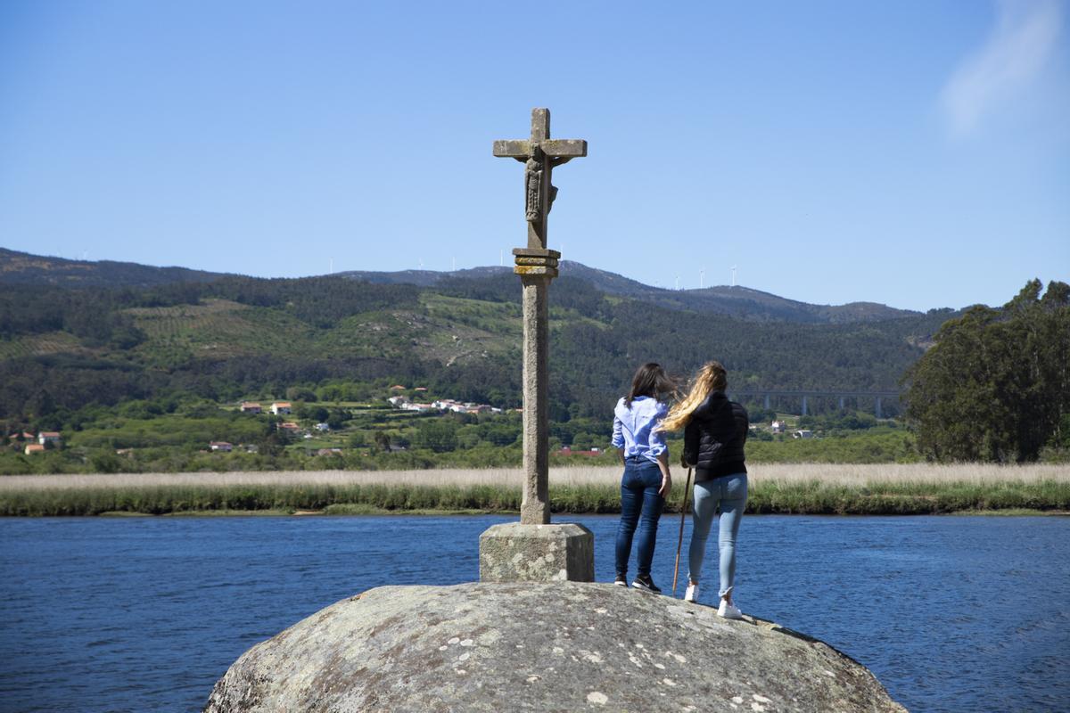 Cruceiro Vilarello de Valga , en el Viacrucis marítimo fluvial Mar de Santiago