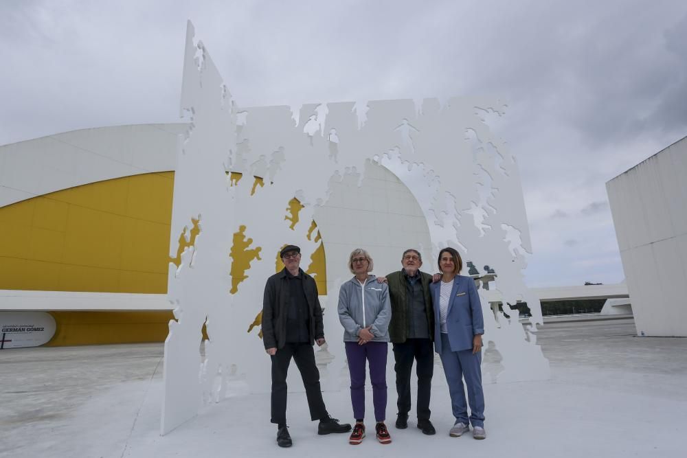 Joan Genovés, junto a sus hijos, en Avilés.