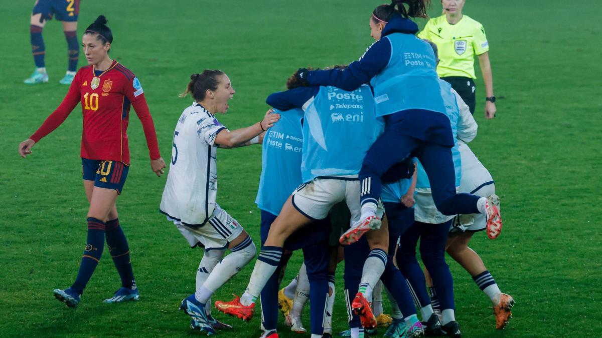 Las jugadoras de Italia celebran la victoria contra España
