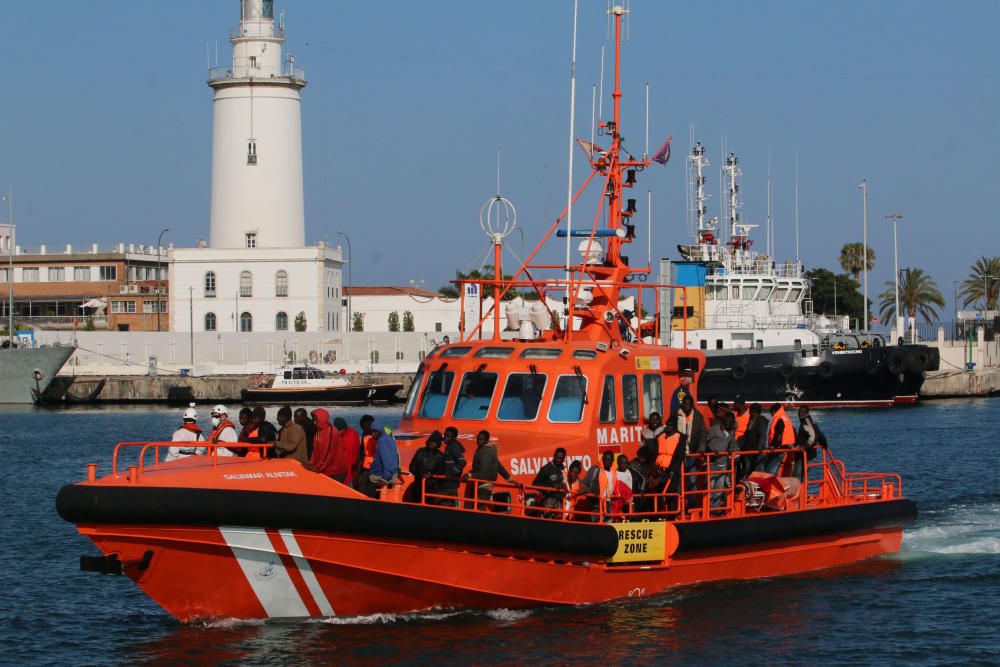 Llega una patera con medio centenar inmigrantes al puerto de Málaga