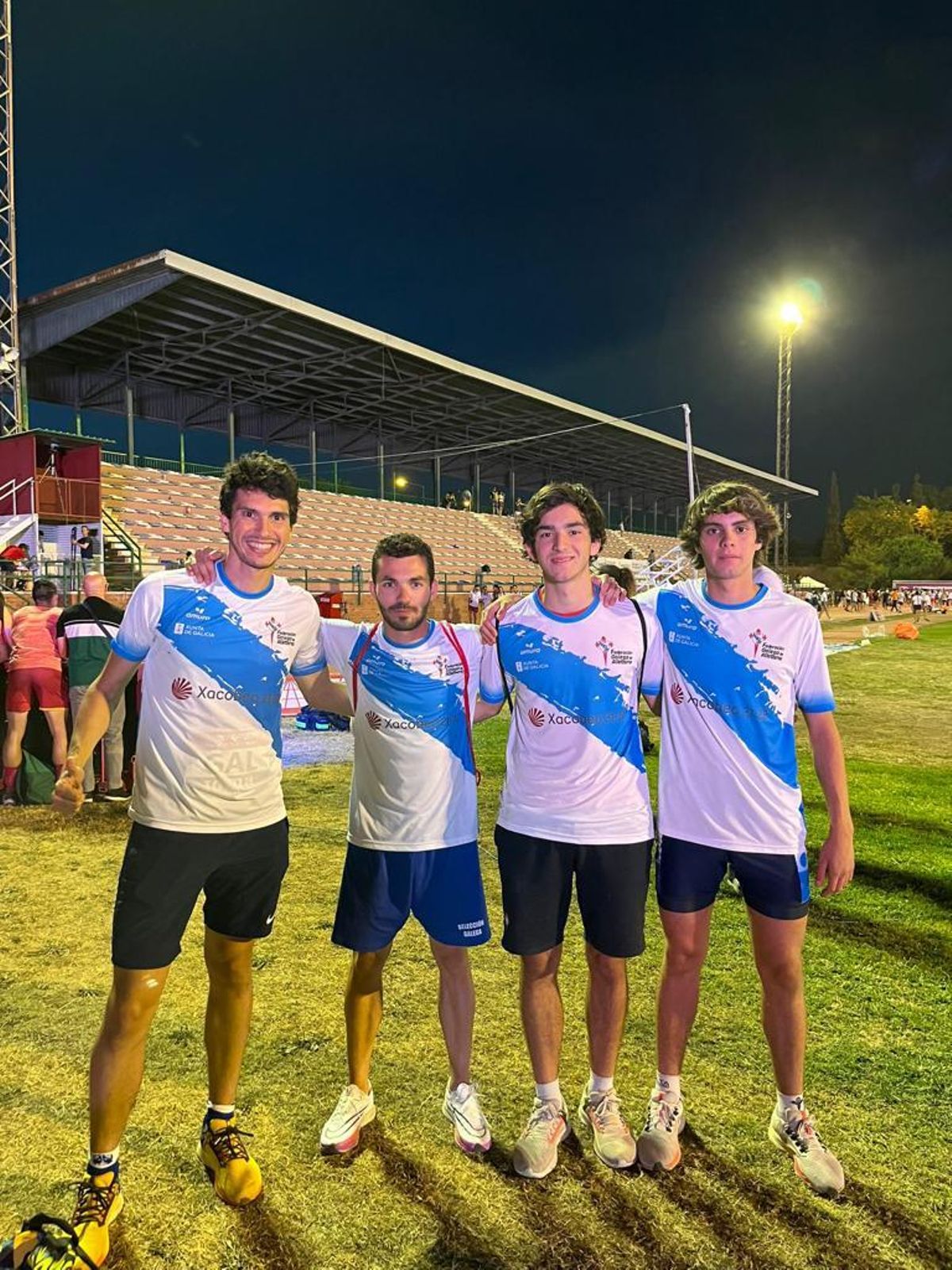 Váquez (2ª drcha.), con su entrenador Manuel Martínez Ageitos y dos compañeros de entrenamiento.