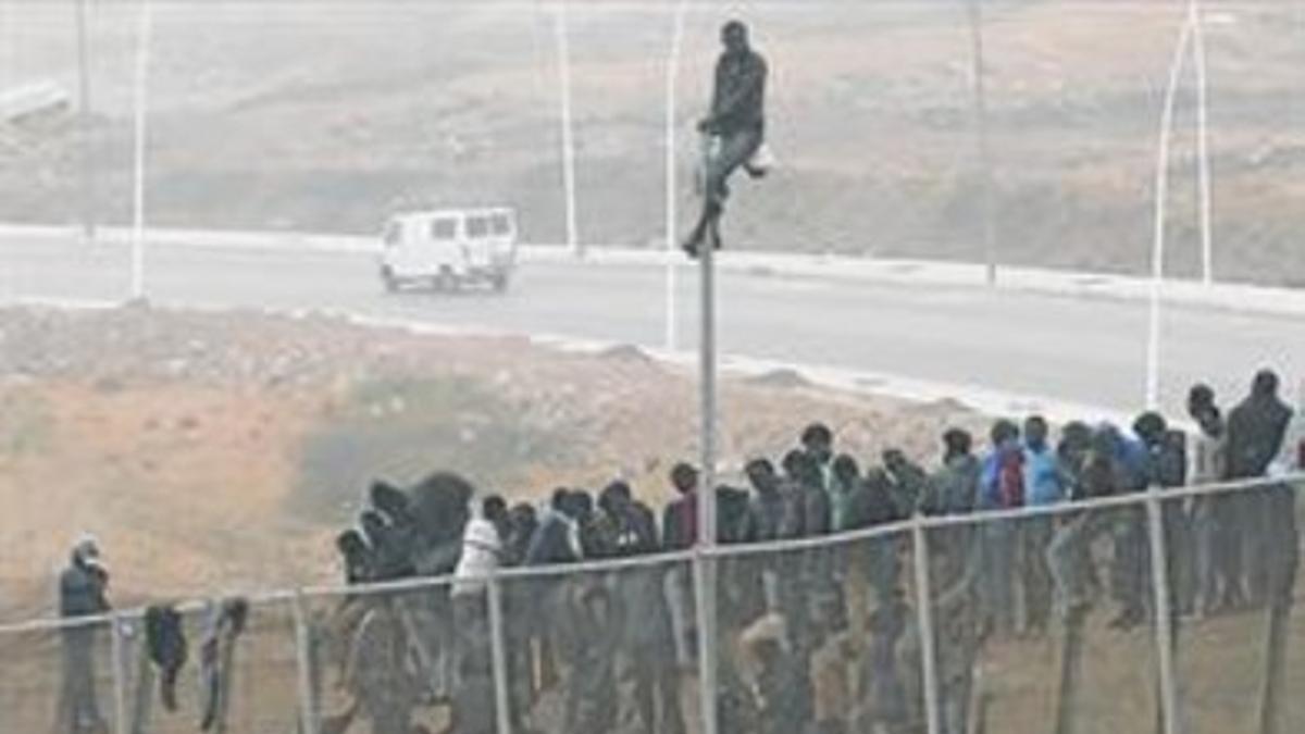 Inmigrantes encaramados a la valle de Melilla, el pasado 1 de mayo.