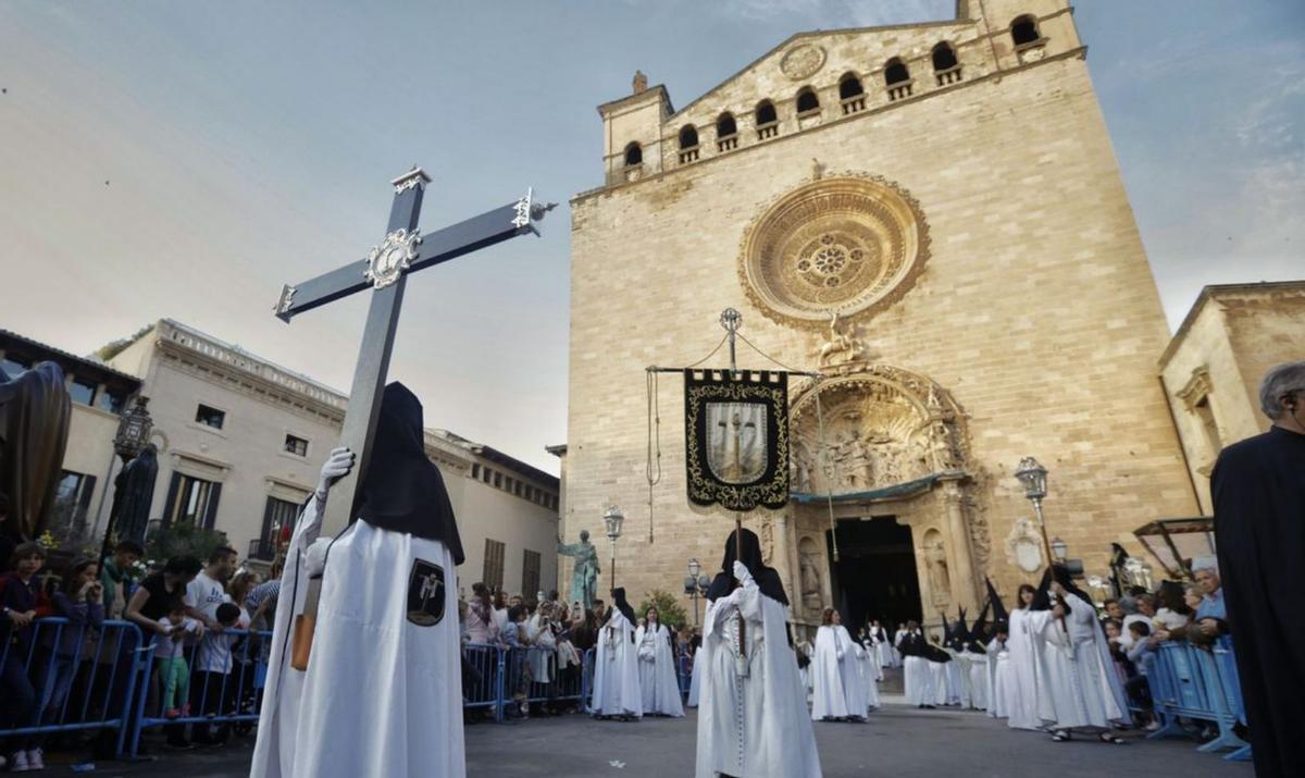 Festlich geschmückt: ein „Paso“ mit der Muttergottes bei der Gründonnerstagsprozession in Palma.  | FOTO: BOSCH