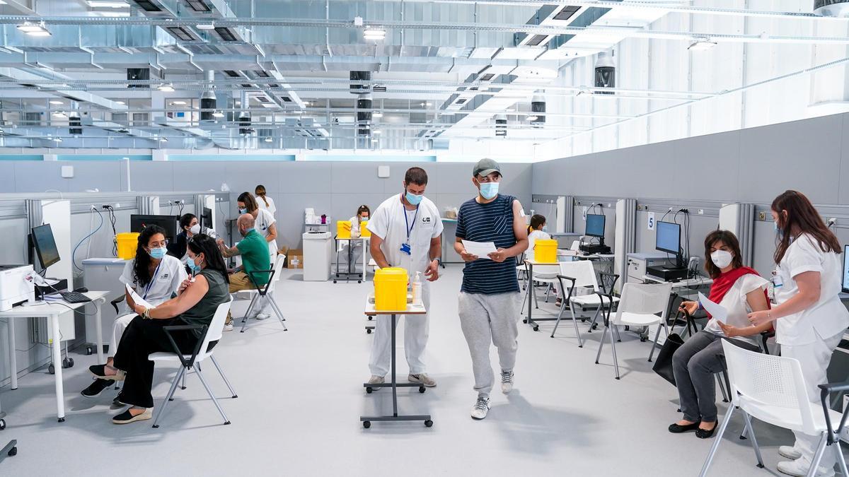 Sanitarios ponen vacunas en el Hospital Isabel Zendal.