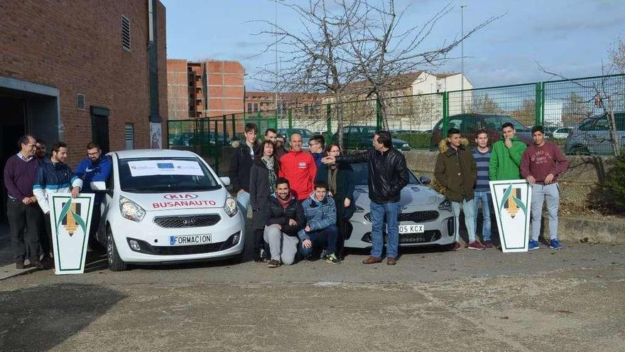 Alumnos y profesores de Electromecánica recibieron ayer un coche para la formación.