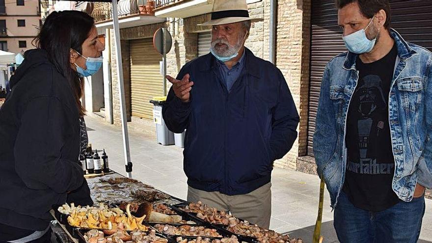 Míriam Gallardo atén un client a la seva parada de bolets frescos i assecats de la Pobla de Lillet, ahir