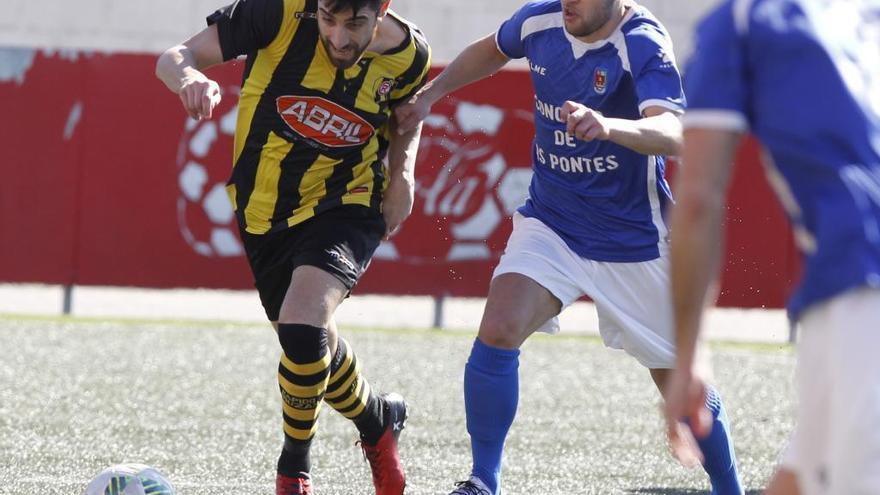 Jesús Varela, a la izquierda, en un partido de la pasada temporada con el Bouzas. // R.Grobas