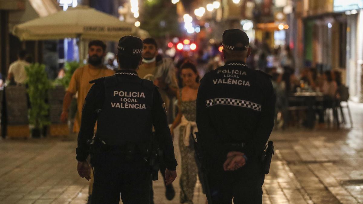 Una pareja de la Policía Local patrulla por una calle de València.