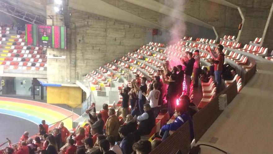 La bengala en la grada con los hinchas del Benfica