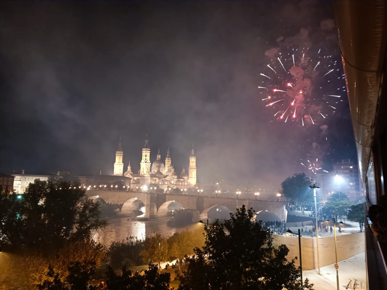 En imágenes | Unos espectaculares fuegos artificiales ponen el broche de oro a las Fiestas del Pilar 2023