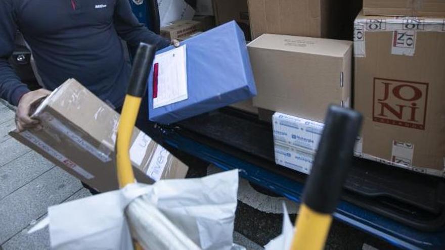 Piden nueve años a tres acusados de estafar a ecuatorianos con un falso servicio de paquetería en Oviedo