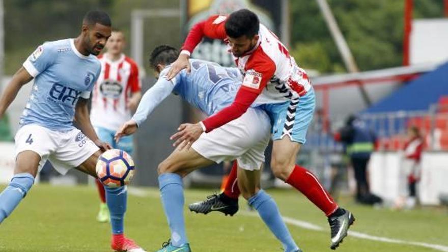 Fede Vico intenta prendre la pilota a Kiko Olivas davant la mirada de Ramalho.