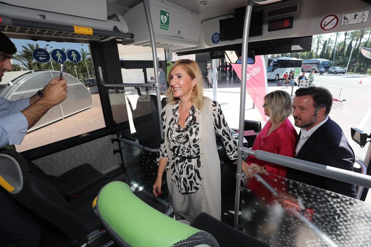 La consellera Salomé Pradas estrena la flota junto a la alcaldesa de Santa Pola, Loreto Serrano y su homónimo ilicitano, Pablo Ruz