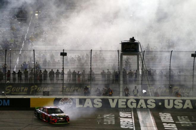 El piloto Martin Truex Jr., #19 de Bass Pro Shops Toyota, celebra con un derrapaje tras ganar el Monster Energy NASCAR Cup Series South Point 400 en Las Vegas Motor Speedway en Las Vegas, Nevada.