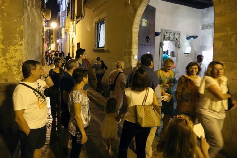 Kunst und Performance, Glamour und Selfies: Die Nit de l'Art in Palma erwies sich zu ihrer 20. Ausgabe am Samstag (17.9.) wieder als Publikumsmagnet. Die Straßen der Innenstadt füllten sich mit Einbruch der Dunkelheit, und Residenten wie Mallorca-Urlauber zogen von Galerie zu Galerie.