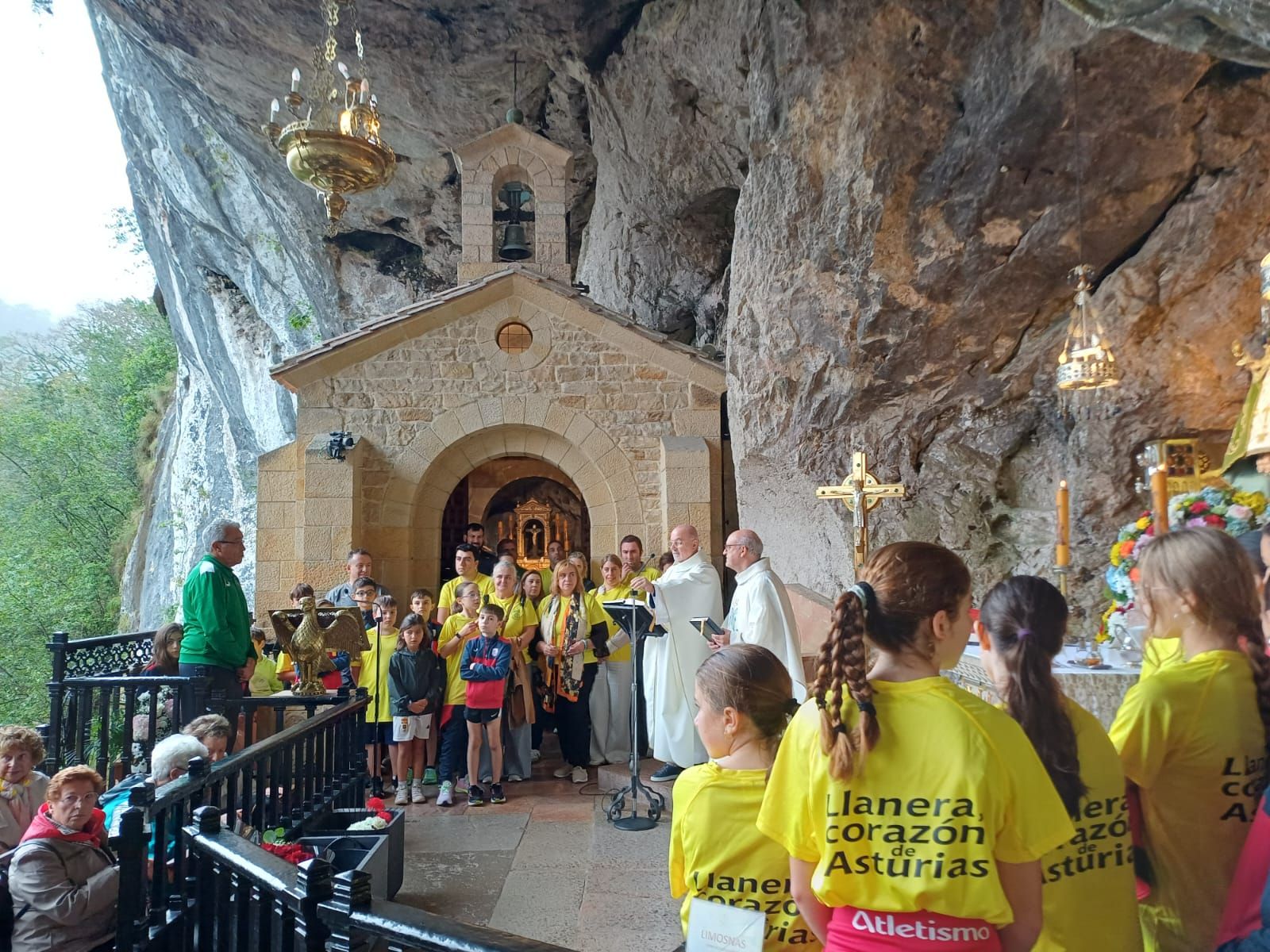 Con flores a María desde Llanera a Covadonga
