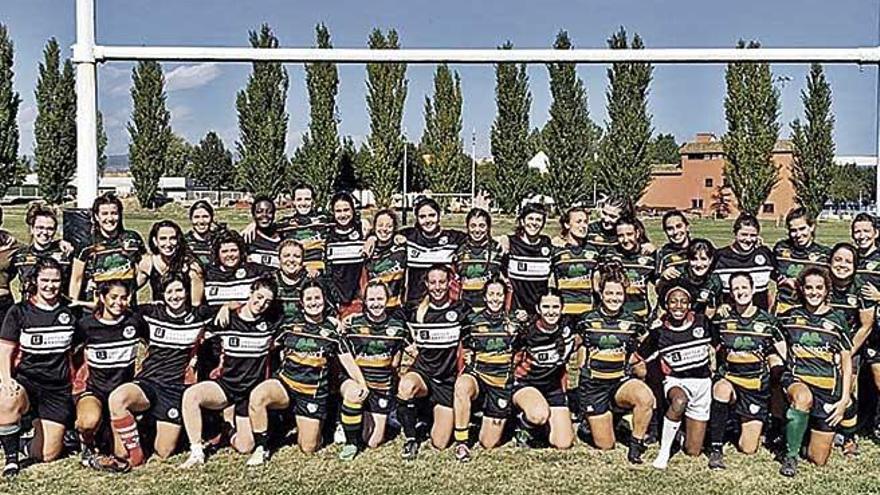 Las jugadoras del Shamrock y del CAT Central posan juntas antes del partido.