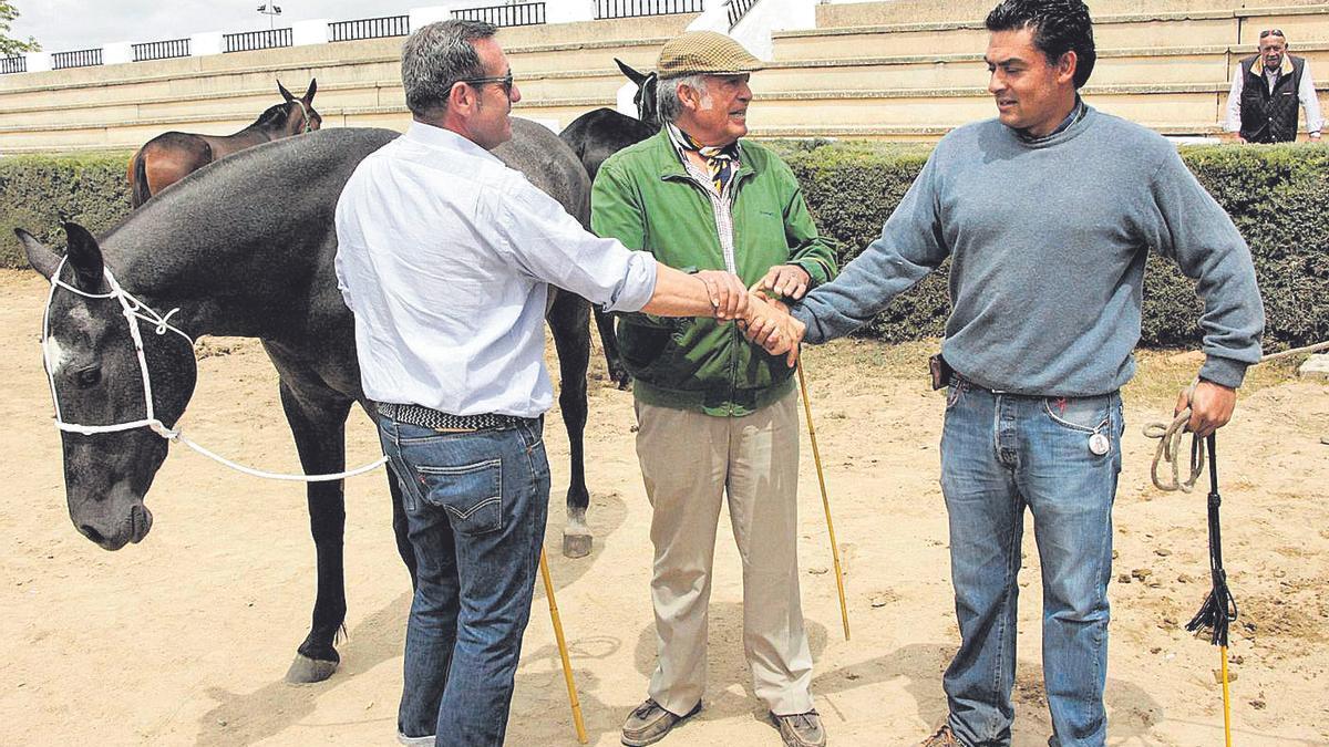 2019. Ganaderos sellan un trato con un apretón de manos.