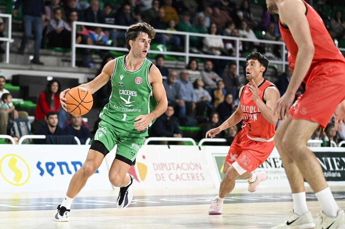 Álvaro Palazuelos bota el balón.