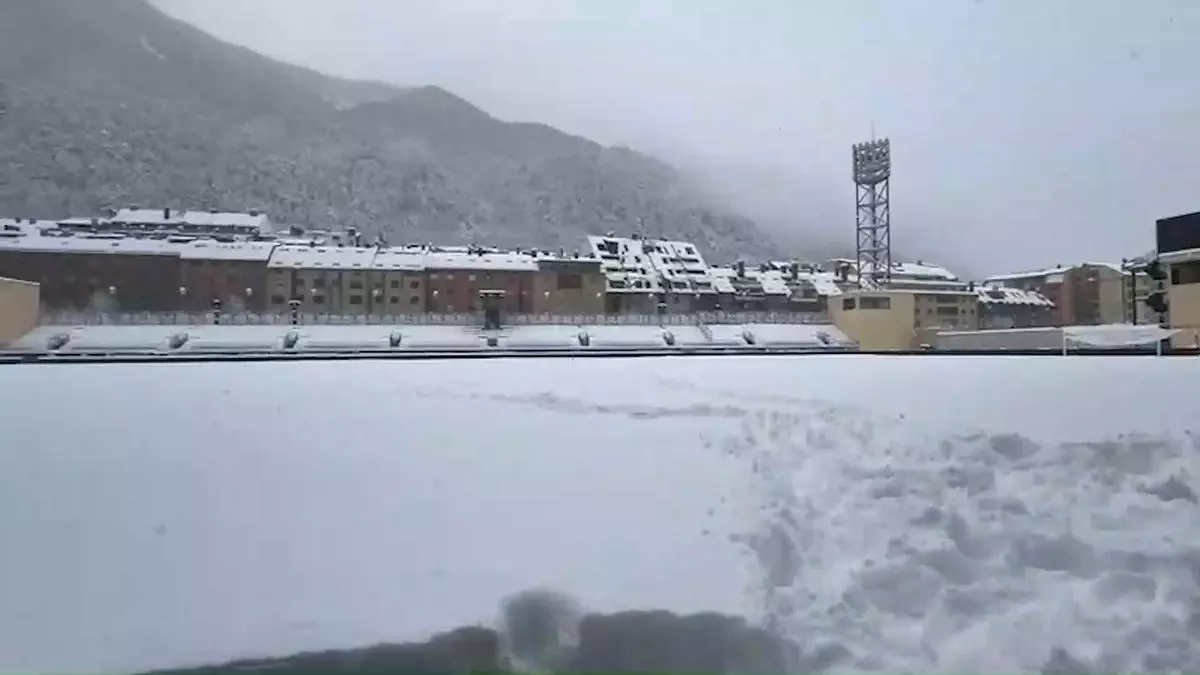 Así está el campo del Andorra: 28 centímetros de nieve a horas de la visita de la Cultural Leonesa