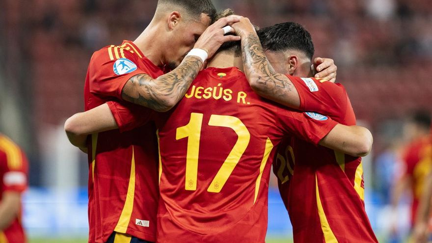 España empata y acaba primera de grupo