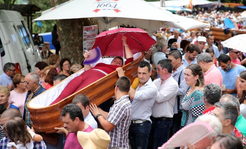 Una decena de personas desfilaron dentro de un ataúd en As Neves para dar gracias por "volver de entre los muertos".