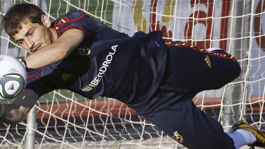 El capitán y portero de la selección española, Iker Casillas, realiza una parada durante un entrenamiento.