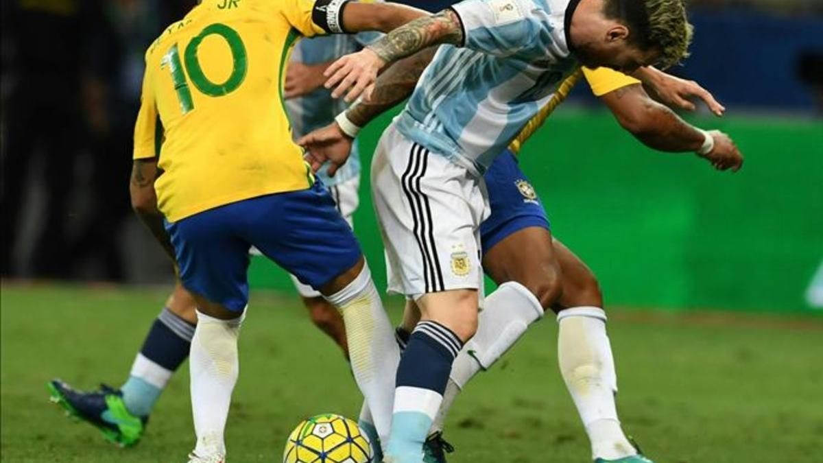 xortunoargentina s lionel messi  r  and brazil s neymar v161111024649