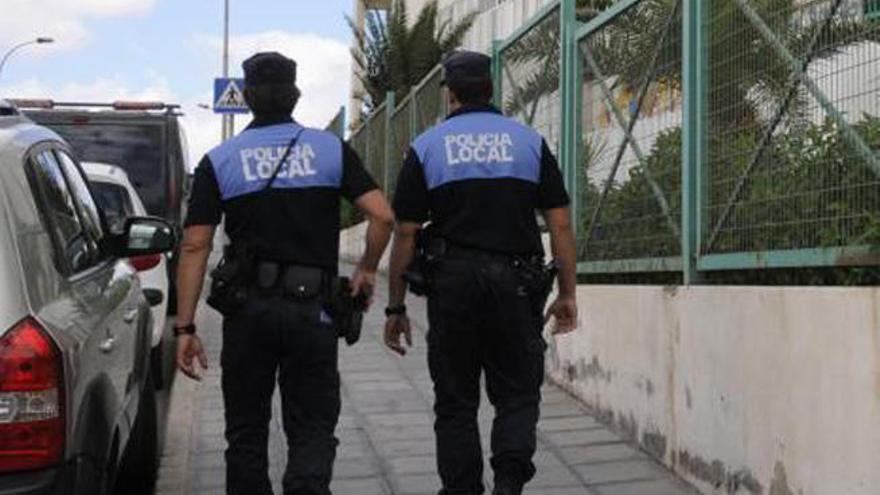 Dos policías locales.