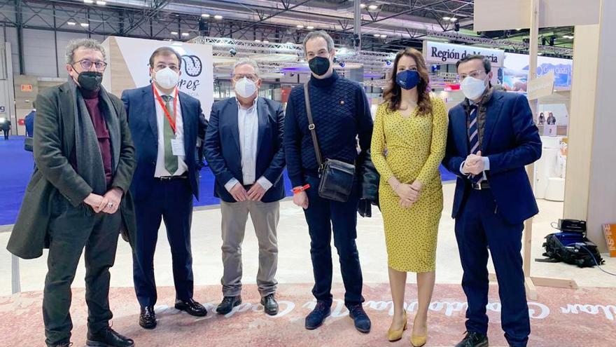 El alcalde junto al presidente de la Junta, el presidente de la Diputación de Badajoz y la consejera de Cultura Turismo y Deportes, esta mañana en Fitur