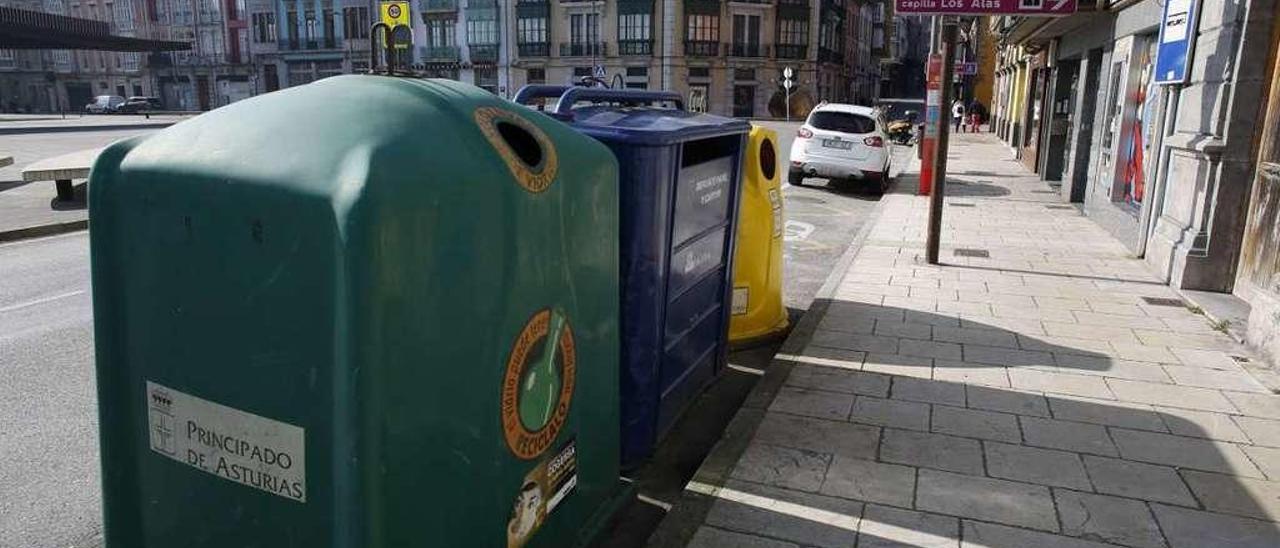 Contenedores de reciclaje en la calle Rui Gómez.