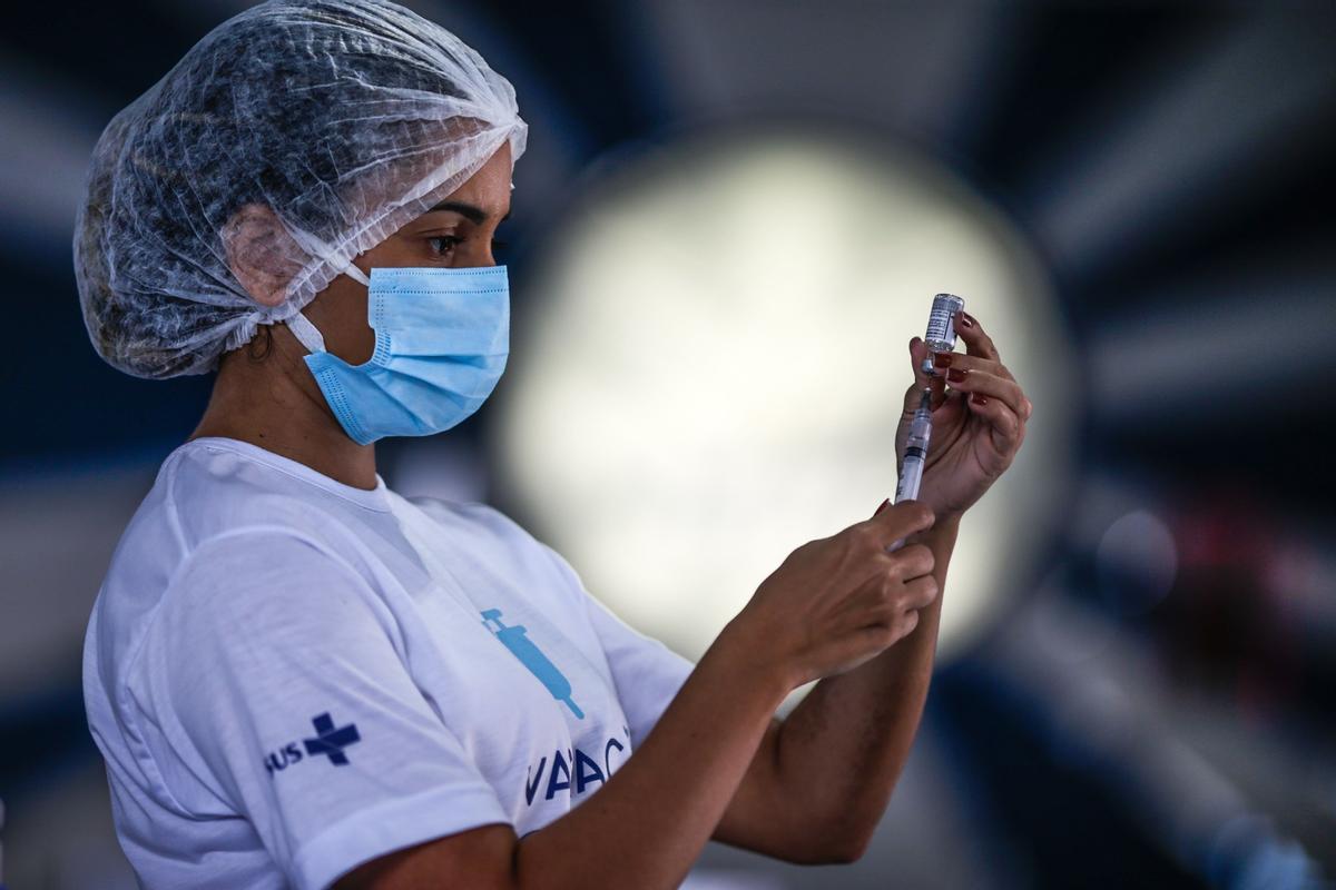 Una sanitaria prepara una vacuna en un hospital del interior de Brasil.
