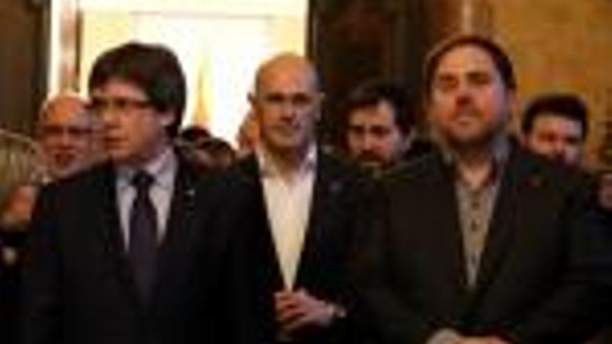 Puigdemont, Romeva i Junqueras, sortint de la sala d&#039;audiències del Parlament al desembre.