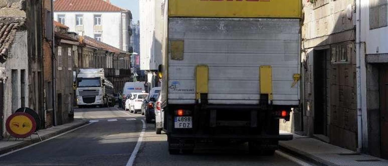 Las colas llegaban a la entrada del casco urbano. // Noé Parga