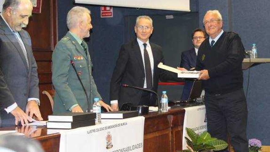 Los abogados distinguen al guarda fluvial de Benejúzar por una vida de dedicación al río