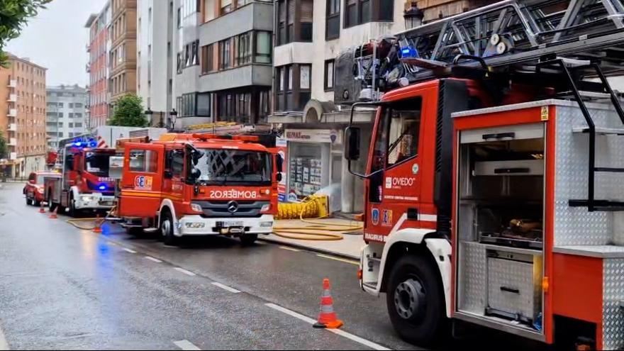 VIDEO: Un incencio en un bajo comercial del centro de Oviedo obliga a desalojar un supermercado