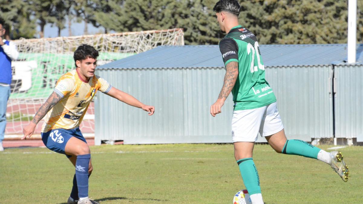 Bachuri tiene el balón ante un defensor del Villafranca.