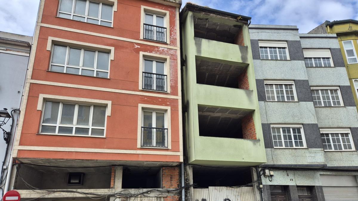 Edificio inacabado en la rúa Valdoncel, en Betanzos, que será subastado.
