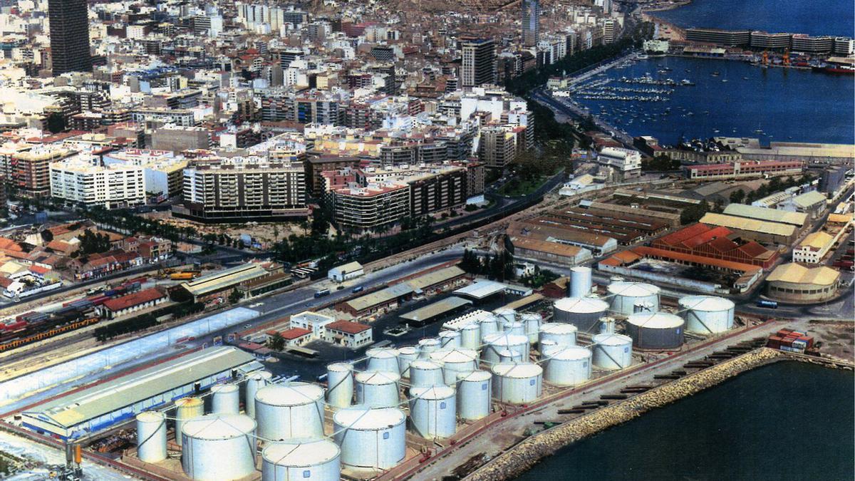 Los depósitos de Campsa en el Puerto de Alicante, en los años 90