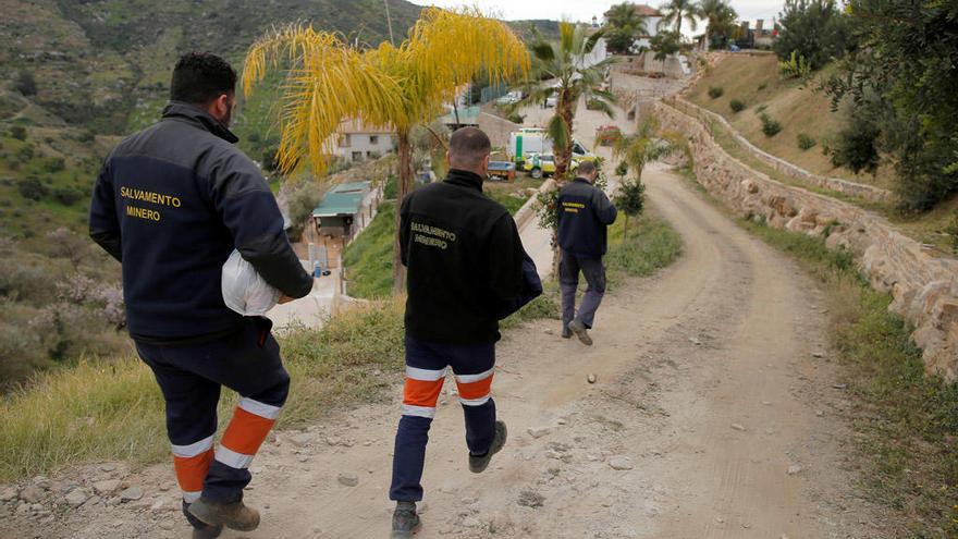 Los miembros de la Brigada de Salvamento Minero de Asturias continúan esperando para poder intervenir en el rescate.